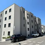 Lea, Apartman